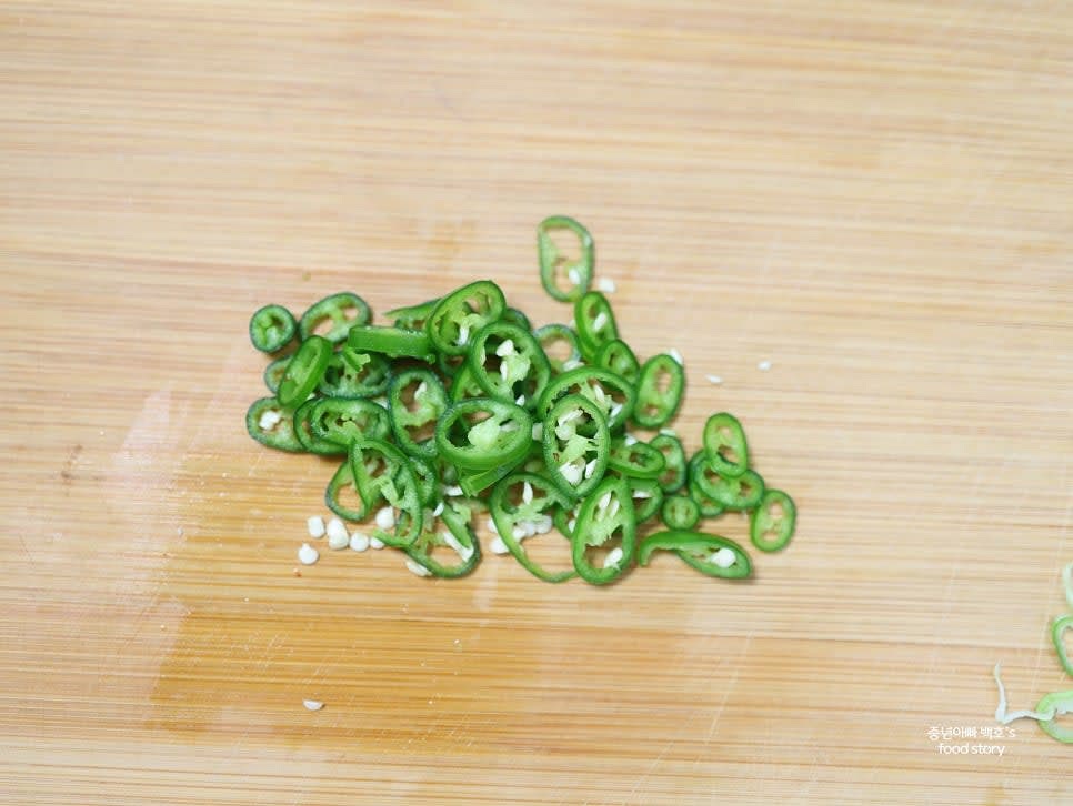 대파와 청양고추는 송송 썰어 준비합니다.