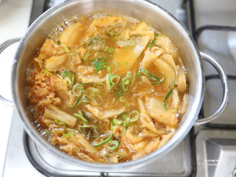 센 불에서 3분 정도 팔팔 끓인 뒤, 약불로 줄여 뚜껑을 닫고 30분에서 1시간 정도 뭉근하게 졸입니다. 중간에 물이 부족하면 조금씩 보충합니다.