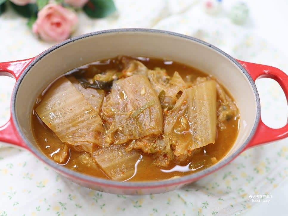 완성된 묵은지 된장지짐을 한 끼 분량으로 덜어 살짝 더 끓인 후 그릇에 담아 제공합니다.