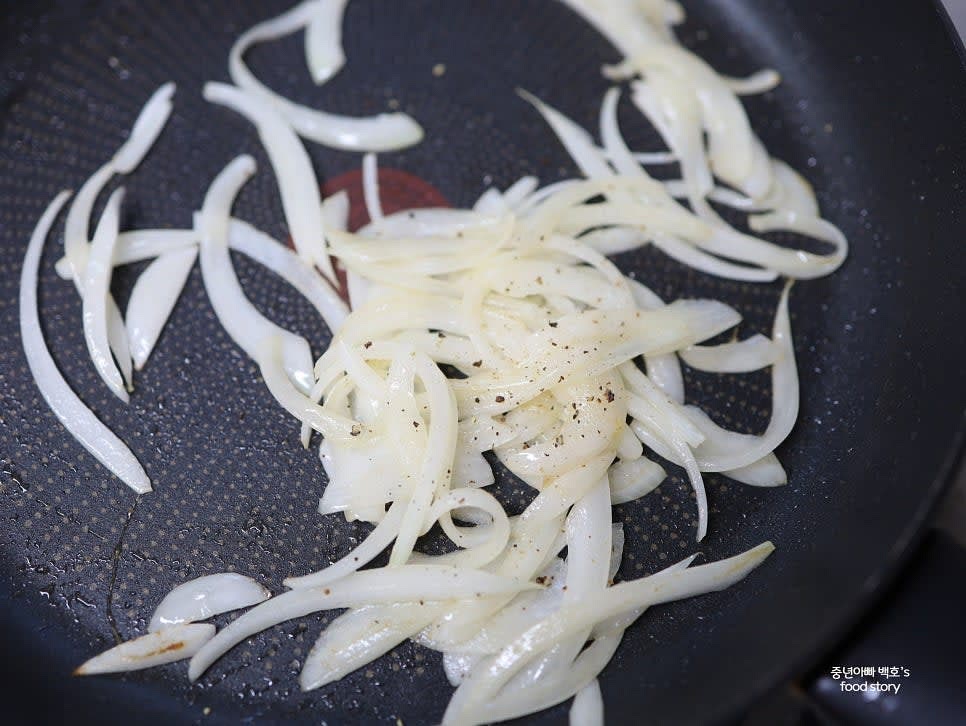 양파 1/2개를 얇게 채 썰어 팬에 버터 1/2스푼을 넣고 볶아줍니다. 원하는 정도로 캐러멜라이즈하거나 부드럽게 볶습니다.