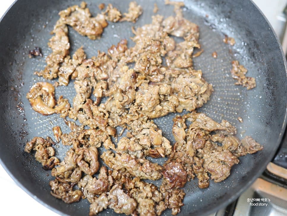 코스트코에서 사 온 불고기를 팬에 구워 수분 없이 잘 볶아줍니다.