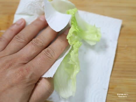 양상추 2장은 깨끗이 씻고 키친타월로 물기를 제거한 후 준비합니다.
