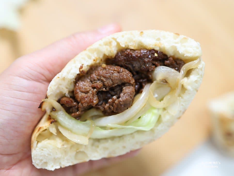 내용물이 흘러내리지 않게 꾹 눌러가며 채워주고, 필요한 경우 추가 재료를 넣어 풍성하게 만듭니다.