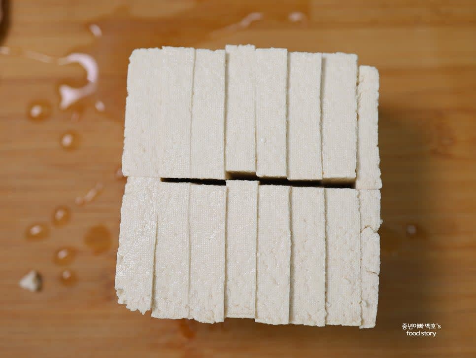 두부를 반으로 자르고 두툼하게 썰어 준비합니다. 스팸은 적당한 두께로 썰고, 새송이버섯은 먹기 좋은 크기로 잘라줍니다.