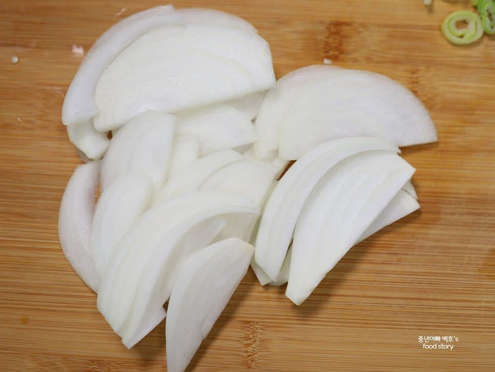 양파는 채를 썰고, 대파와 청양고추는 송송 썰어 준비합니다.