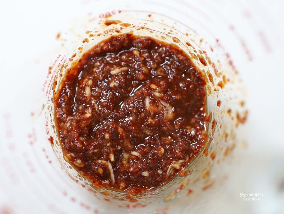 고춧가루, 진간장, 다진 마늘, 새우젓, 생강술, 알룰로스를 섞어 매콤한 양념장을 만듭니다.