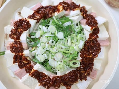 만들어 둔 양념장을 재료 위에 고르게 뿌린 후 대파와 청양고추를 올립니다.