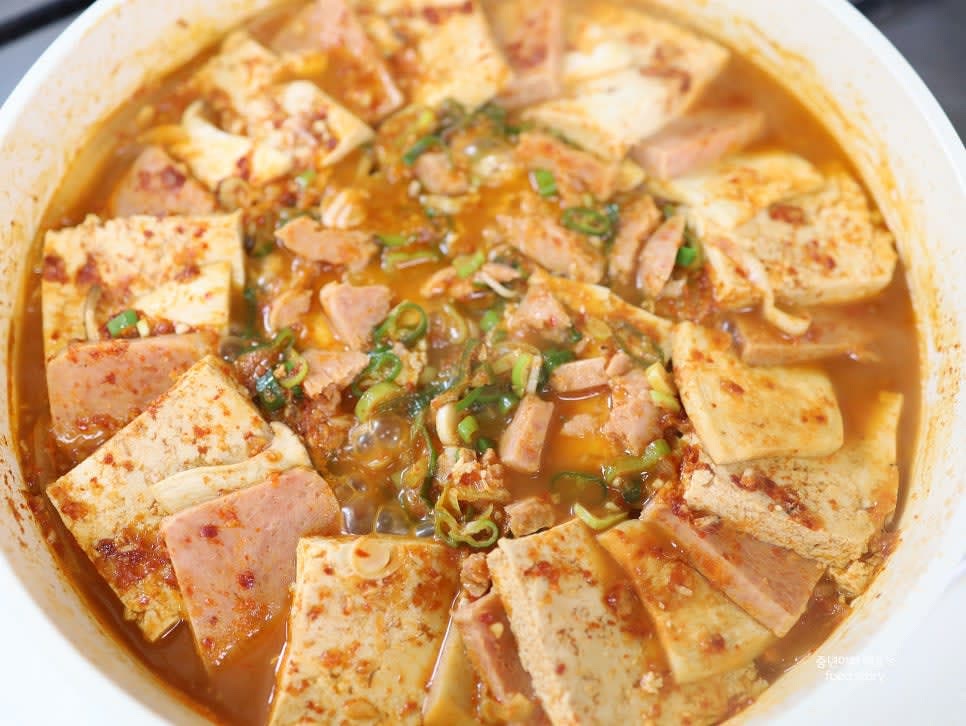 들기름 2스푼을 추가로 뿌린 뒤, 국물이 자작해질 때까지 중약 불에서 졸여줍니다. 중간중간 바닥이 눌어붙지 않도록 재료를 살짝 들어줍니다.