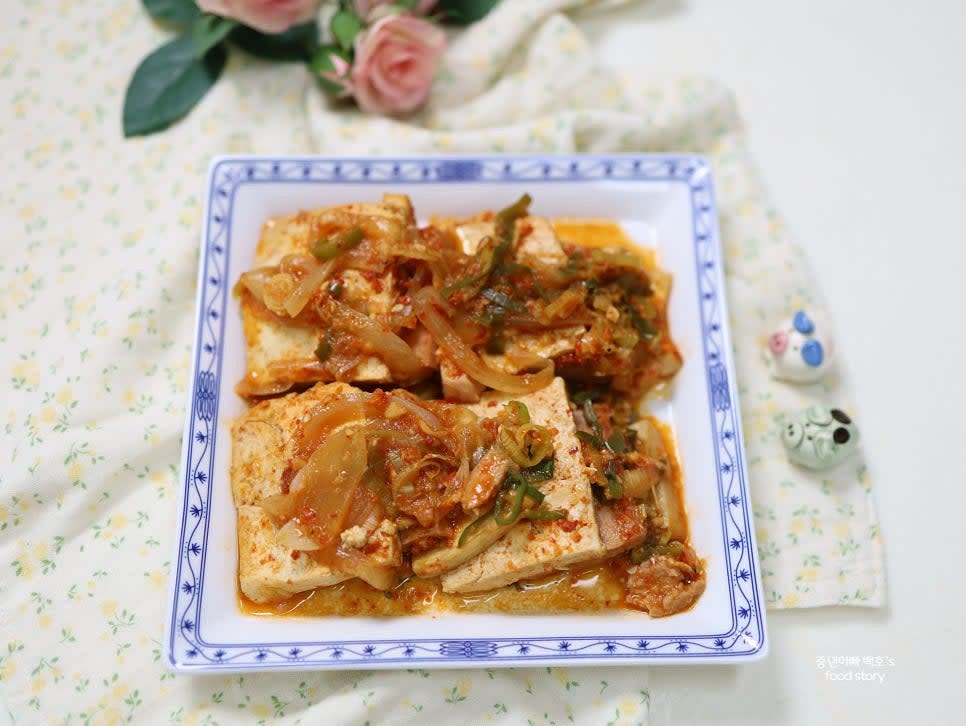 완성된 두부스팸조림을 그릇에 담아 국물과 함께 비벼 먹으면 더욱 맛있습니다.