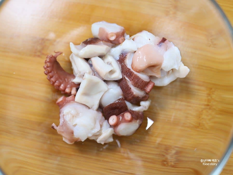 문어 다리는 통으로 몇 개 칼집을 내고 나머지 부위는 동그랗게 썰어 준비합니다. 머리는 비슷한 크기로 썰어줍니다.