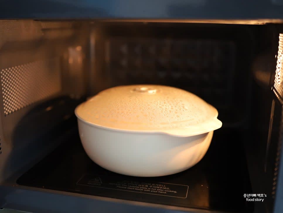 감자는 네모 형태로 썰어 찬물에 담가 전분을 제거한 후, 전자레인지 전용 용기에 담아 5분간 돌려 익힙니다.