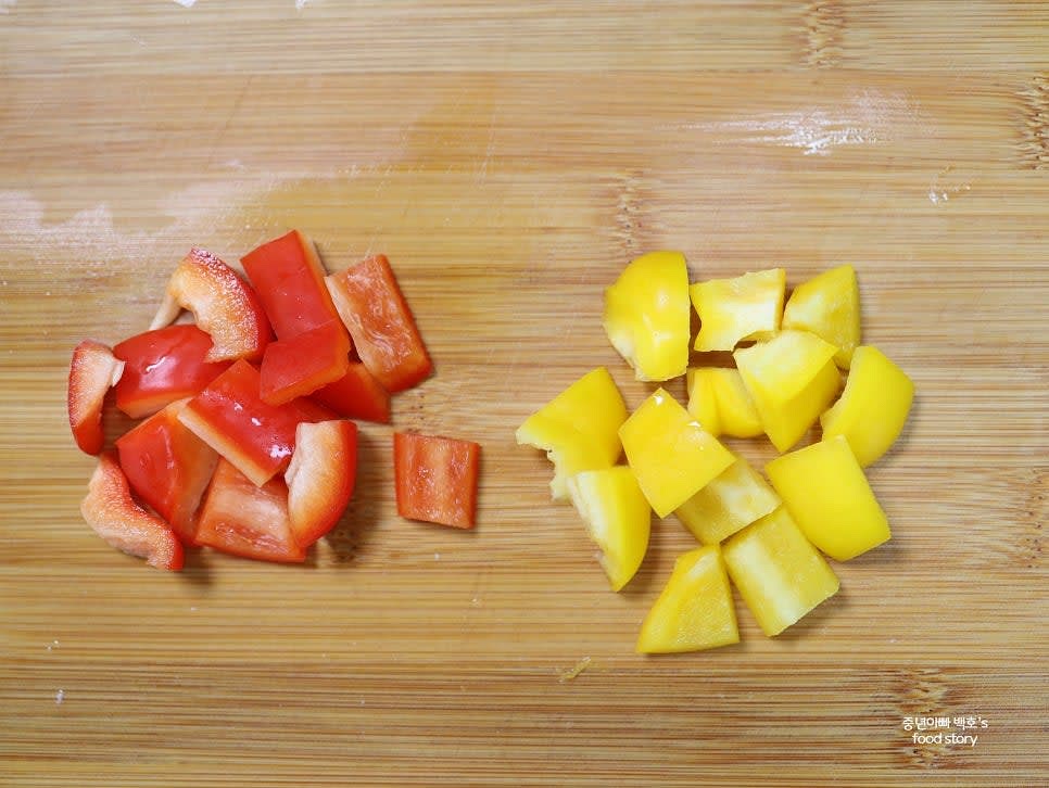 노랑, 빨강 파프리카는 비슷한 크기로 썰어 준비하고, 통마늘은 큰 경우 반으로 자릅니다.