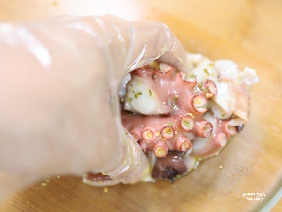 문어에 소금 약간, 마늘가루 1/2티스푼, 올리브오일 2스푼, 파슬리 가루 1/2티스푼을 넣고 골고루 섞어 마리네이드합니다.