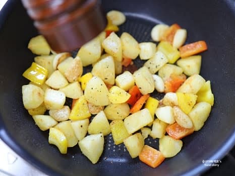 감자와 마늘이 노릇노릇해지면 파프리카를 넣고 골고루 볶아줍니다. 모두 익으면 파슬리가루를 뿌리고 따로 담아둡니다.