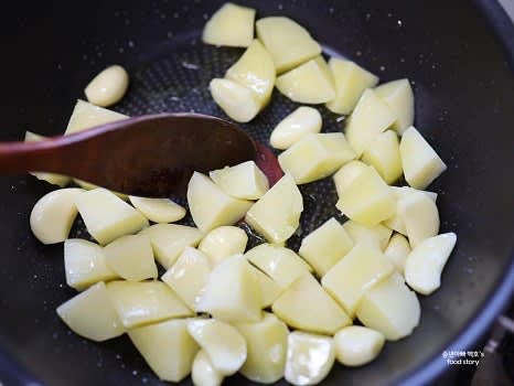 팬에 올리브오일 2스푼을 두르고 감자와 통마늘을 넣어 볶아줍니다. 소금과 후추를 약간 뿌려 맛을 냅니다.