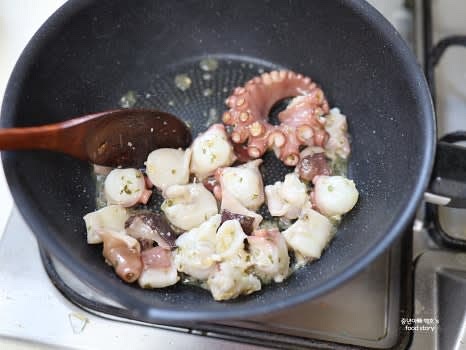 마리네이드한 문어를 팬에 넣고 살짝 볶아 데워줍니다. 오래 볶지 않도록 주의합니다.