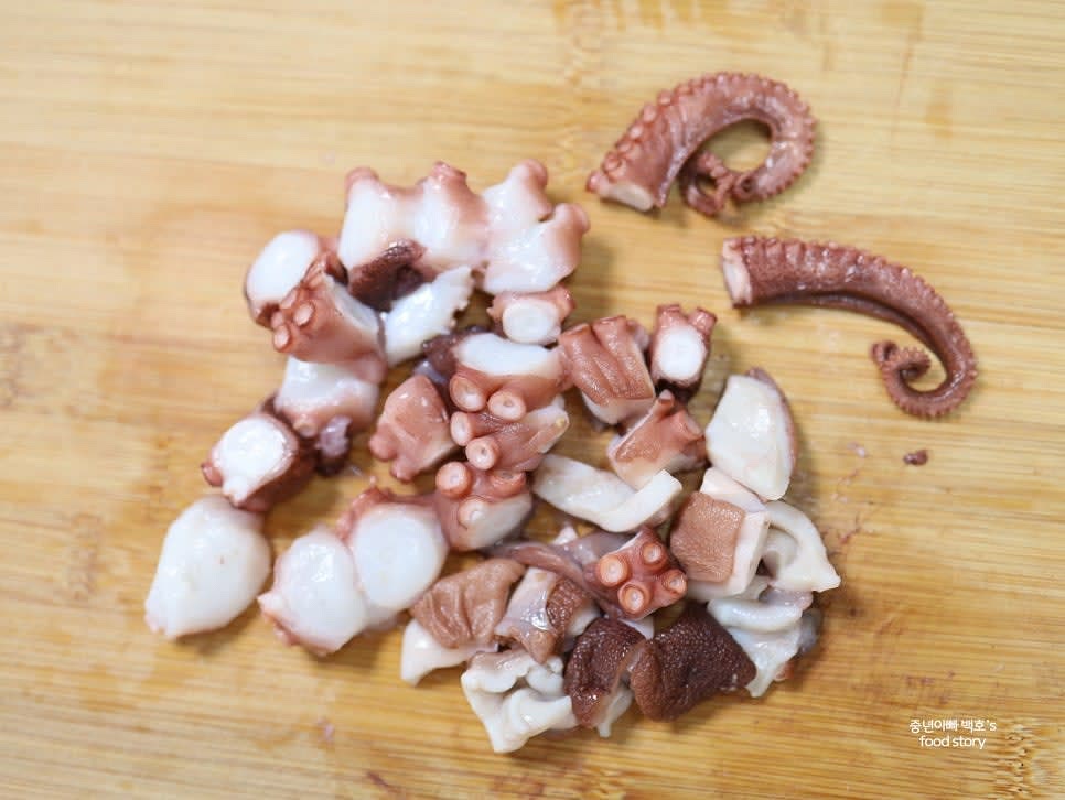 삶은 문어를 동그랗게 썰고 다리 끝은 적당한 길이로 남겨둡니다.