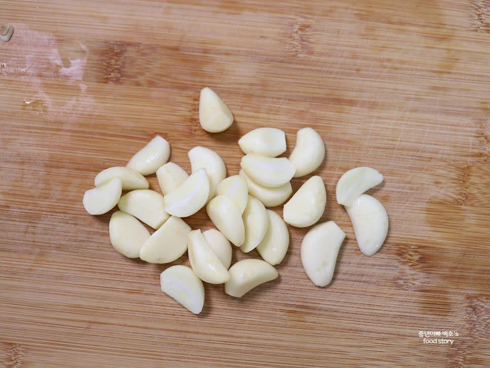 마늘은 큰 것은 반으로 자르고 작은 것은 통으로 준비합니다. 페페론치노는 1인분 기준 5개 정도 준비합니다.