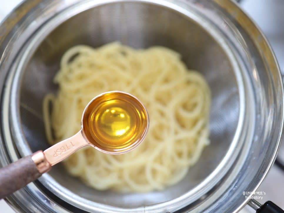 스파게티 면을 삶기 위해 물 2000ml를 끓이고 소금 1스푼을 넣습니다. 면을 넣어 제품에 적힌 시간 동안 삶고, 면수 1컵을 따로 빼둔 후 물기를 뺍니다. Olive Oil 2스푼으로 코팅합니다.