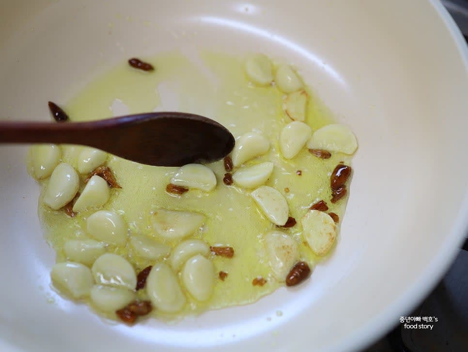 팬에 올리브오일 3스푼을 두르고 페페론치노와 마늘을 중약 불에서 볶아줍니다.