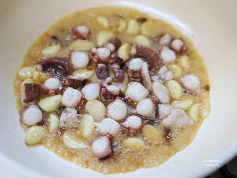 문어를 팬에 넣고 1~2분간 볶아줍니다.