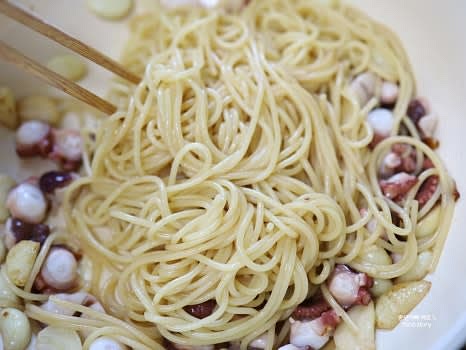 삶은 면을 팬에 넣고 소스와 잘 섞이도록 볶습니다. 면수로 농도를 조절하고 소금, 후추로 간을 맞춥니다.