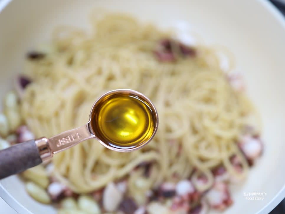 마지막으로 트러플 오일 1스푼을 넣고 파슬리가루를 뿌려 마무리합니다.