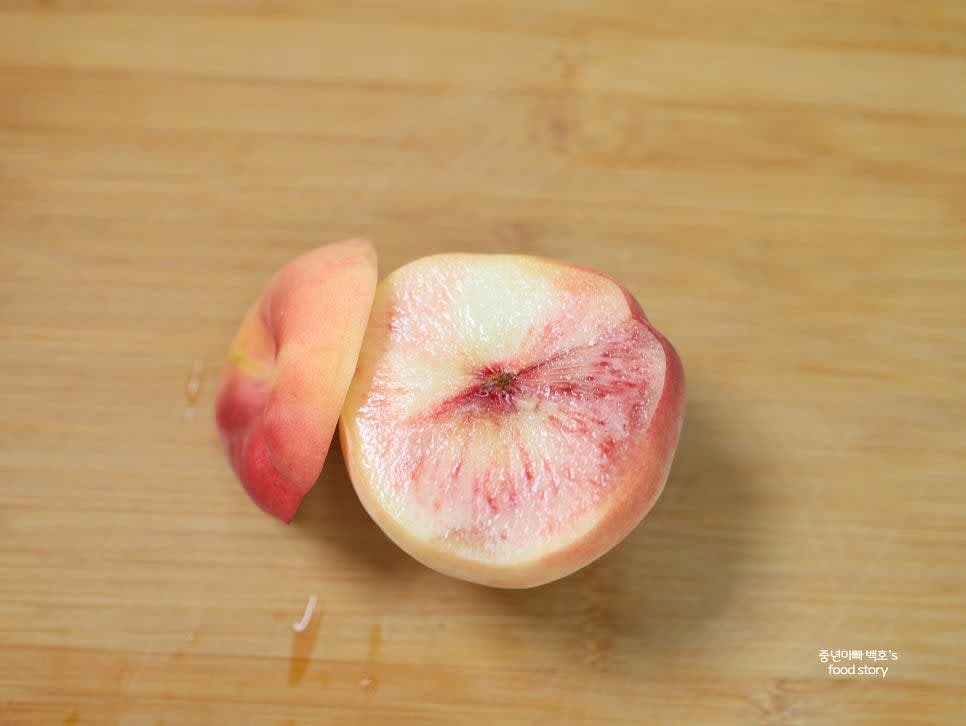 복숭아를 깨끗이 씻은 후 물기를 닦아 줍니다. 윗부분을 뚜껑처럼 잘라 주세요.