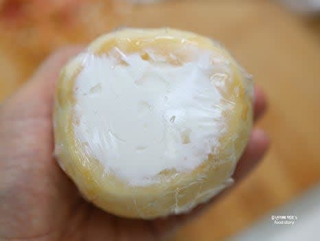 복숭아 껍질을 벗기고 씨 자리를 그릭요거트로 꽉 채워 줍니다.