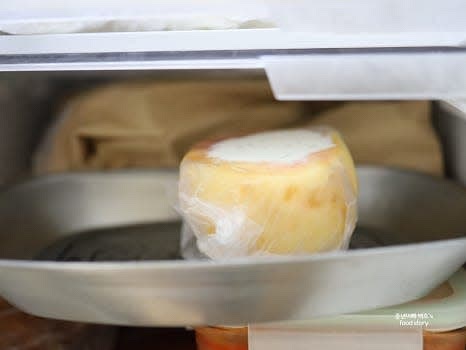 복숭아를 랩으로 싸서 냉동실에 30분에서 2시간 동안 살짝 얼립니다.