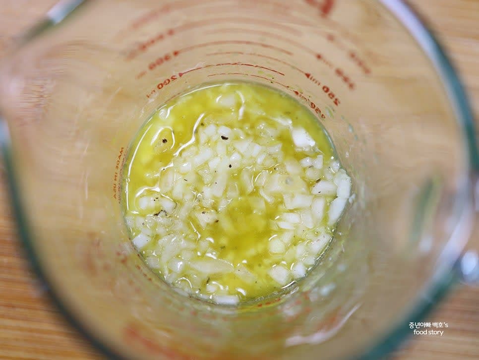 레몬즙, 올리브오일, 레몬청, 다진 양파와 마늘, 소금, 후추를 섞어 세비체 소스를 만듭니다.