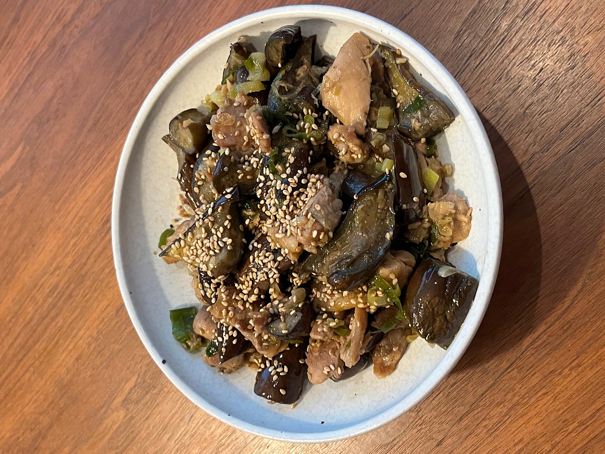 기호에 따라 참기름, 깨, 고추, 고춧가루를 추가해 마무리합니다.