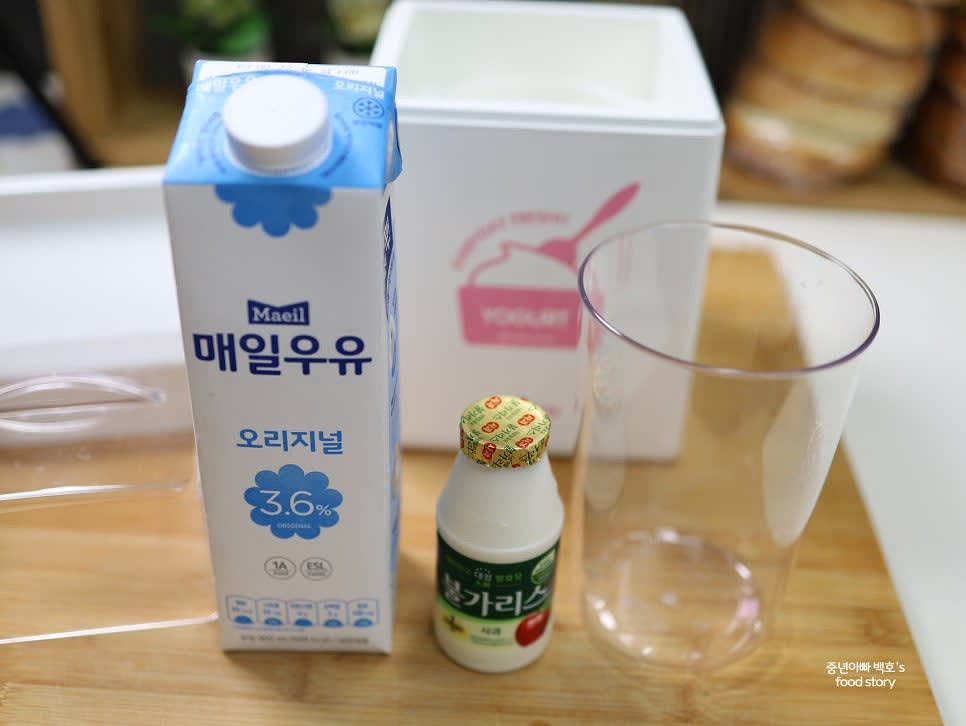 메이커 통에 우유를 800ml 부어줍니다.