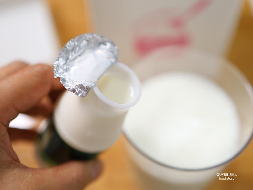 시판 요구르트 1통을 우유에 넣고, 재료가 잘 섞이도록 스틱으로 저어줍니다.