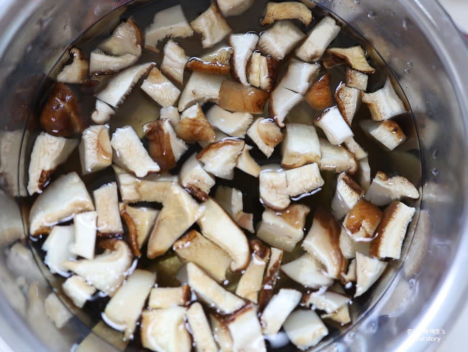 말린 표고버섯을 미지근한 물에 30분간 불리고, 사각 다시마 3장을 함께 우려냅니다.