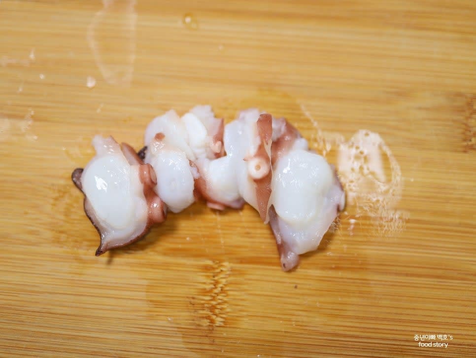 자숙문어를 깨끗이 씻고, 굵은 부분은 동그랗게 썰고 나머지는 적당한 크기로 자릅니다.