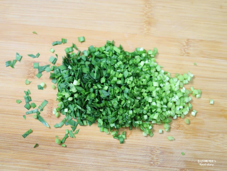 부추는 깨끗이 씻어 1줌 정도 썰어둡니다.