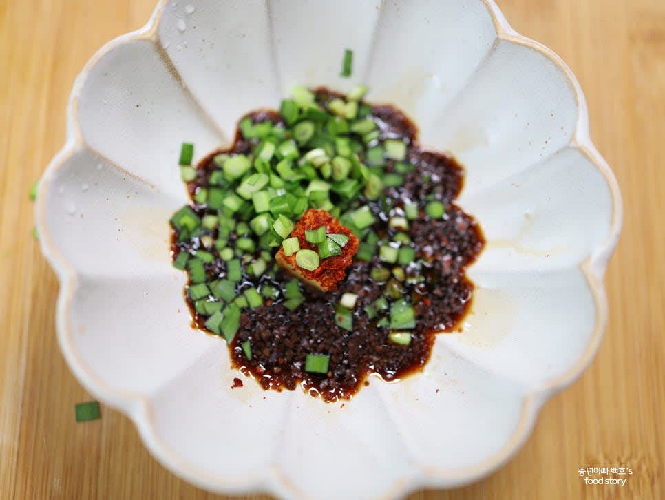 양조간장 2스푼, 고춧가루 1/2스푼, 다진 마늘 1/4스푼, 참기름 1/2스푼, 잘게 썬 부추 1스푼을 섞어 양념장을 만듭니다.