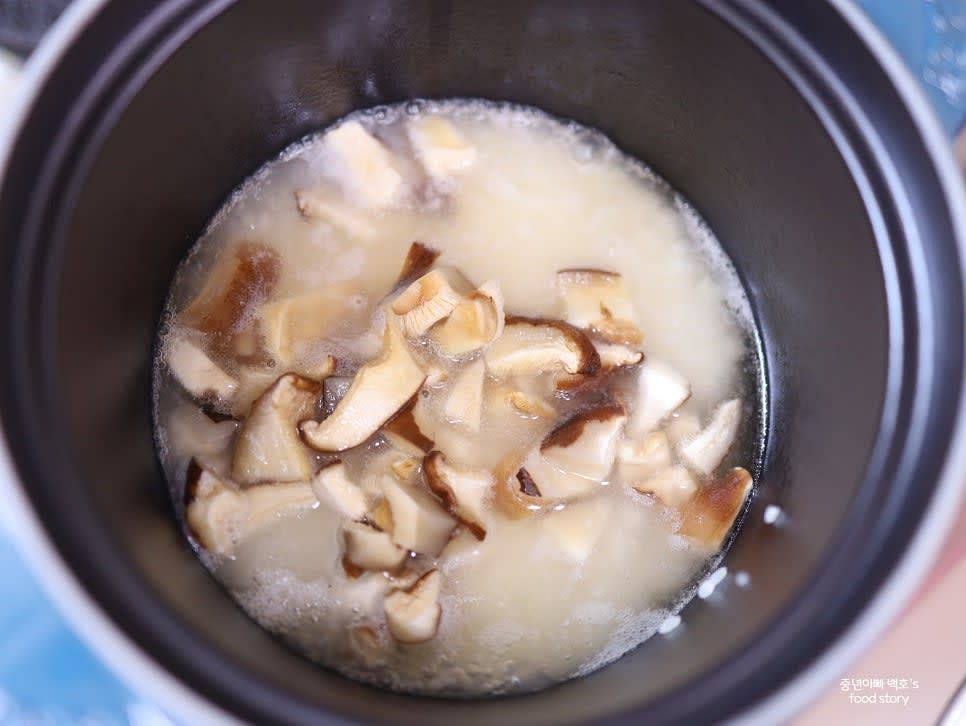표고버섯과 다시마 우린 물 2컵을 넣고, 불린 표고버섯을 골고루 올린 후 쯔유간장 1스푼을 넣어줍니다.