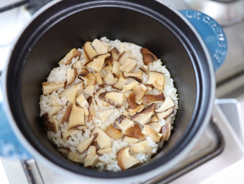 뚜껑을 덮고 중불에서 10분, 약불에서 5분간 밥을 짓습니다.