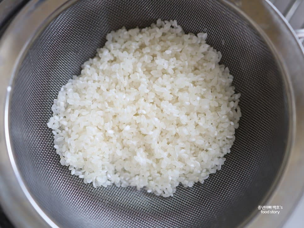 흰쌀 1컵을 깨끗이 씻은 후 채반에 밭쳐 물기를 빼고 1시간 정도 불려줍니다.