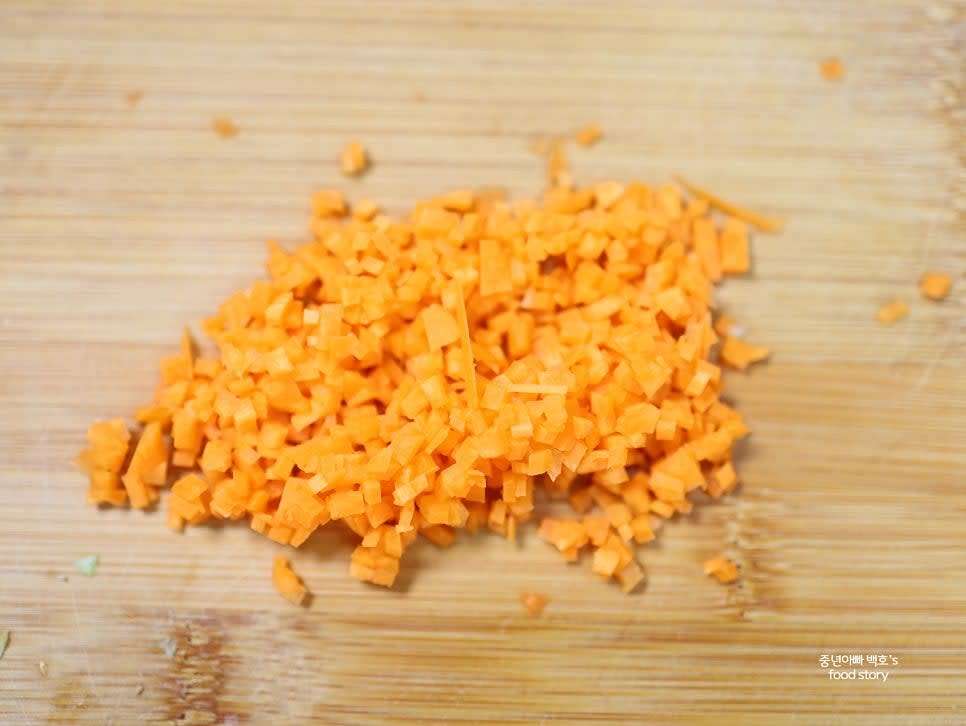 양파, 당근, 대파는 각각 2스푼 분량으로 잘게 썰어 준비합니다.