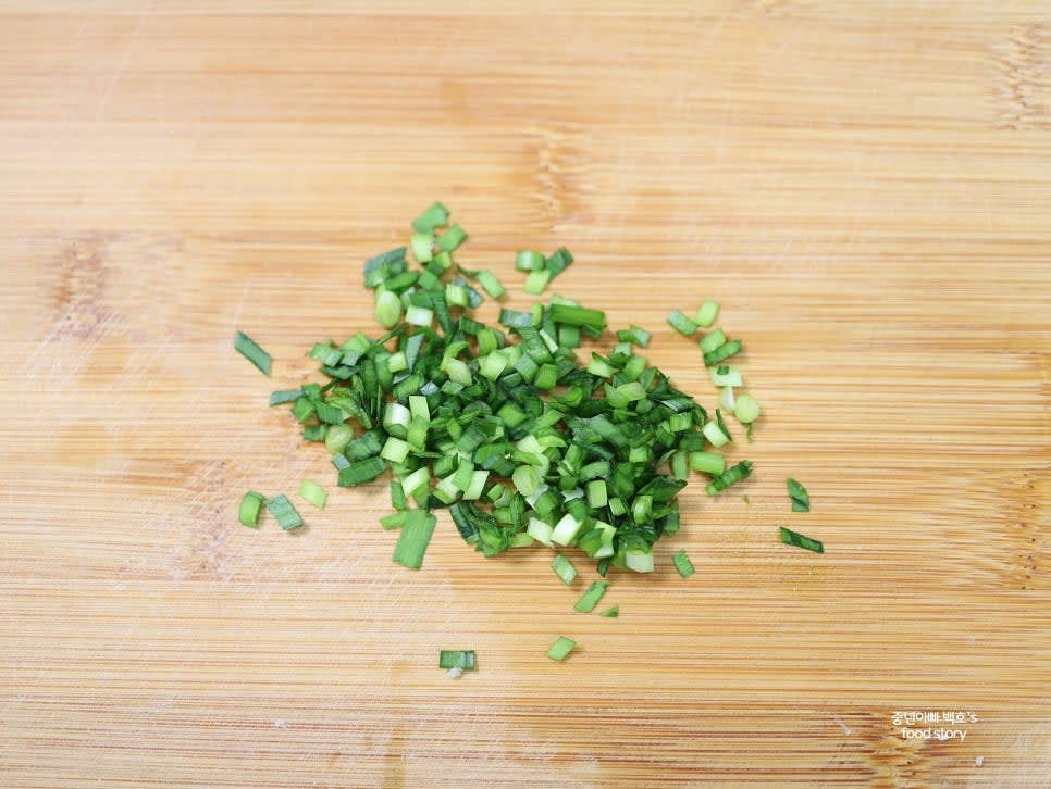 부추는 잘게 썰어 2스푼 정도 준비합니다.