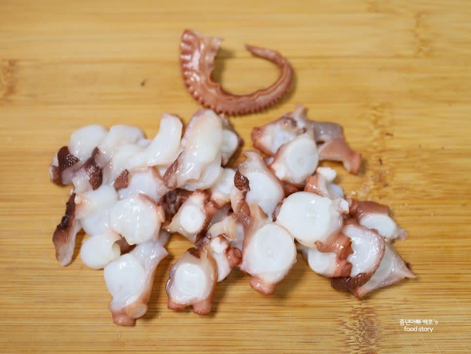 자숙 문어 다리를 동그랗게 썰어 준비합니다. 데코용으로 사용할 다리 끝부분은 따로 보관합니다.