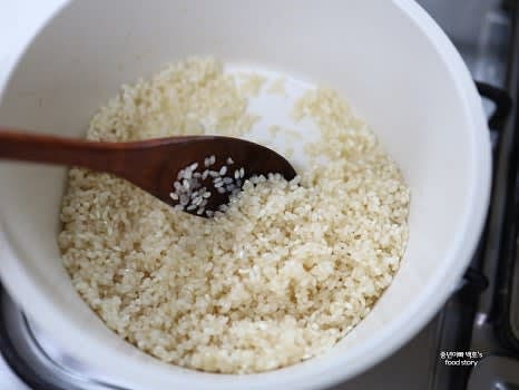 냄비를 달군 후 참기름 2스푼을 넣고 불린 쌀을 넣어 반 정도 익을 때까지 달달 볶아줍니다.