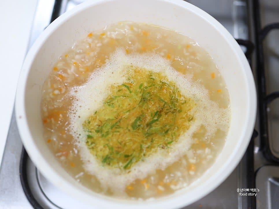 생수 4컵을 붓고 센 불에서 팔팔 끓인 후 뚜껑을 닫고 약불에서 천천히 끓여줍니다.