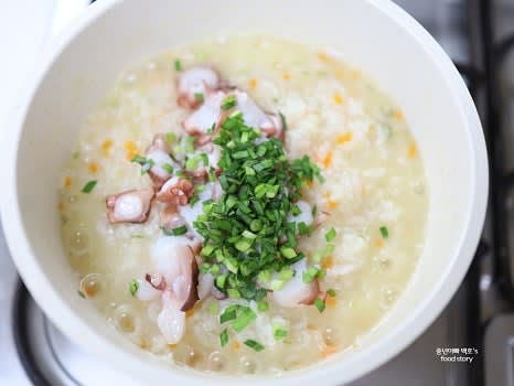죽의 농도가 맞을 때까지 끓인 후 자숙 문어와 부추를 넣어 살짝 데우듯 섞어줍니다.