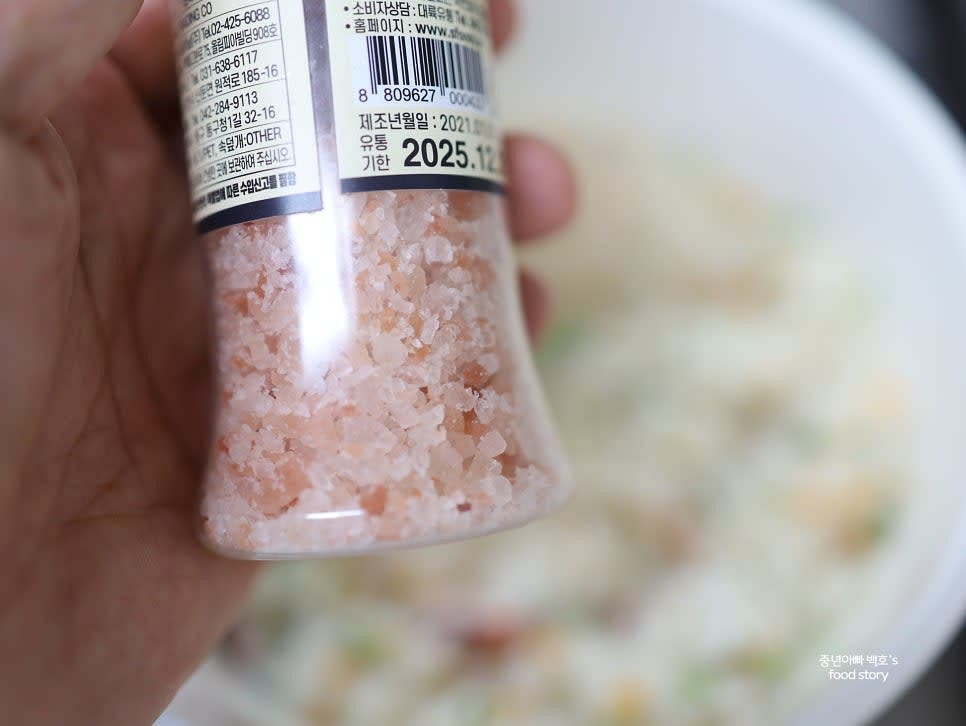 소금으로 간을 맞추고 원하는 농도로 물 양을 조절하여 마무리합니다.