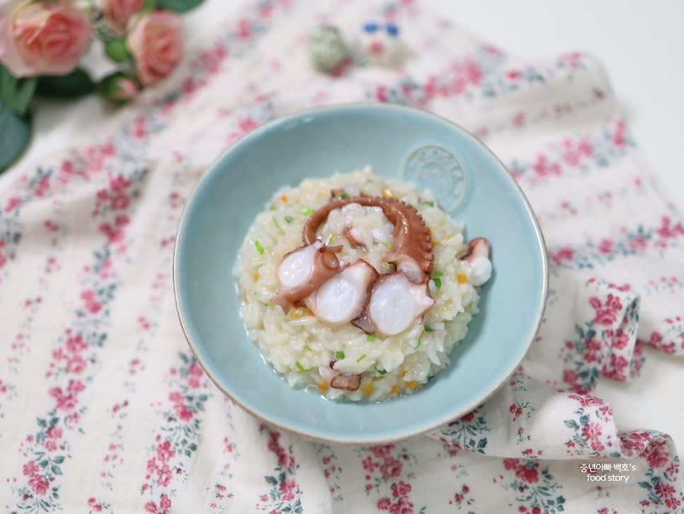 그릇에 담아 데코용 문어 다리를 위에 올려 비주얼을 완성합니다.