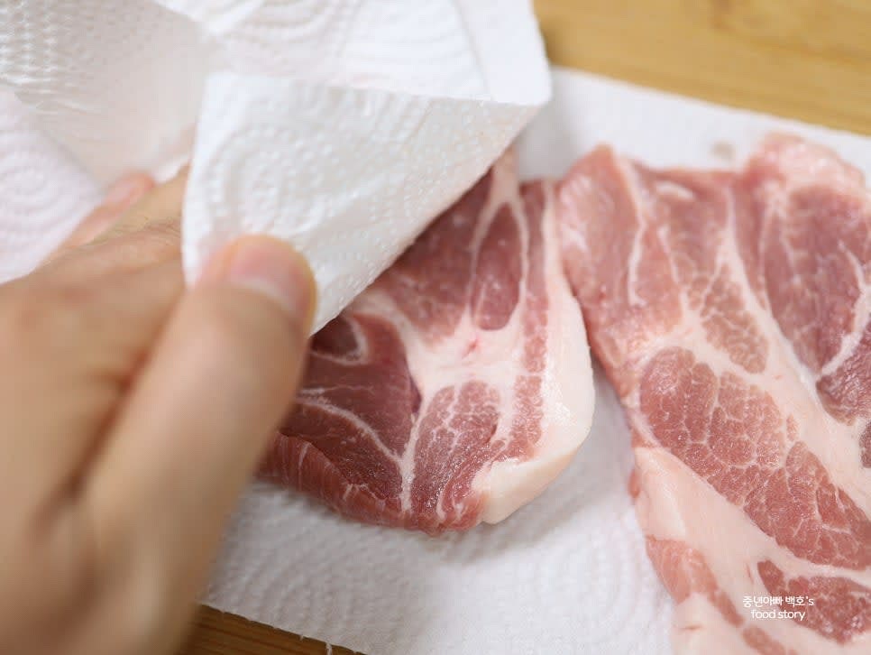 돼지 목살 300g은 키친타월로 핏물을 제거한 후 먹기 좋은 크기로 썹니다.